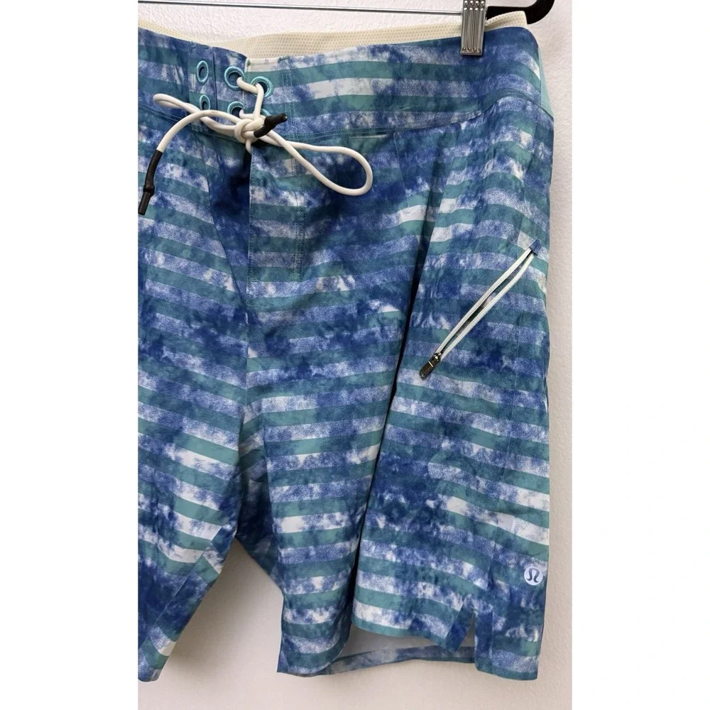Lululemon El Current Blue & Teal Striped Lined Swim Trunks Shorts‎ Sz 36
